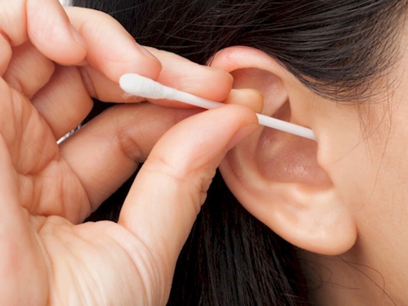 Ватные палочки небезопасны при чистке ушей