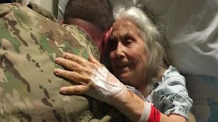 12 лет эта бабушка обнимала солдат в аэропорту перед отправкой на службу, но однажды её не оказалось на месте