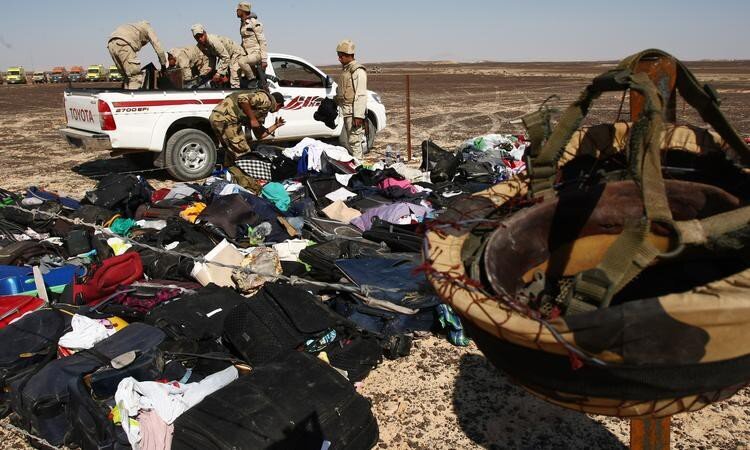 ФСБ объявила вознаграждение за информацию, которая поможет установить террористов, причастных к подрыву самолета "Аэробус А321" российской авиакомпании "Когалымавиа" в Египте.