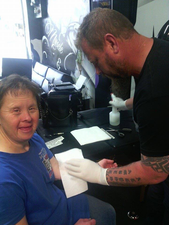 3. Татуировщик, делающий этой женщине одну и ту же временную татуировку каждую неделю и относящийся к ней бережно, как к настоящей