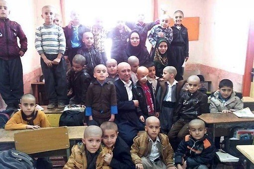 2. Иранский учитель, побривший голову, чтобы поддержать больного раком ученика