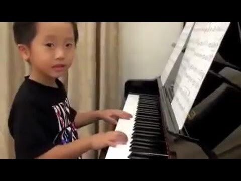 Четырехлетний китайский мальчик играет на пианино как профессионал 