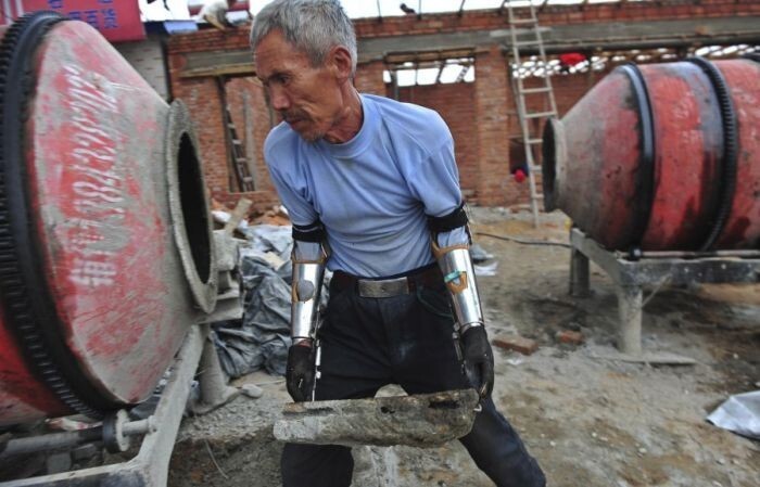 Сан Джифа 32 года назад потерял руки и самостоятельно сконструировал для себя протезы