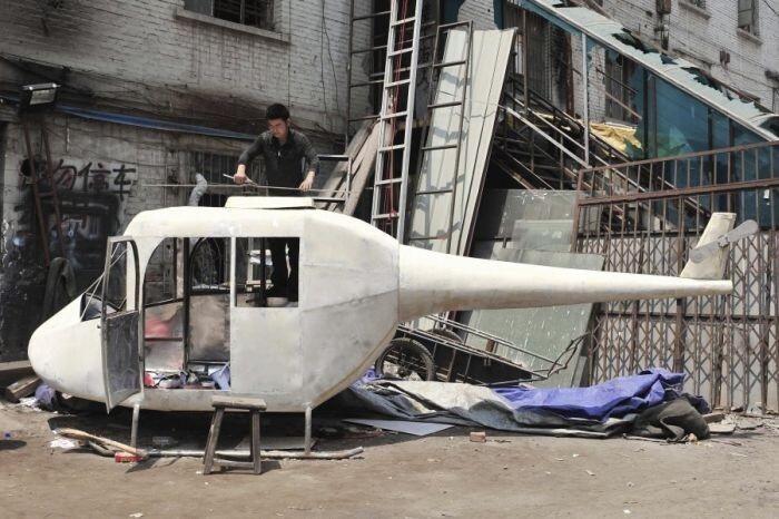  Гао Хэнджи устанавливает лопасти на свой самодельный вертолет 