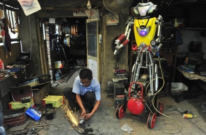 Механик по имени Ву создал в своем собственном гараже робота-помощника