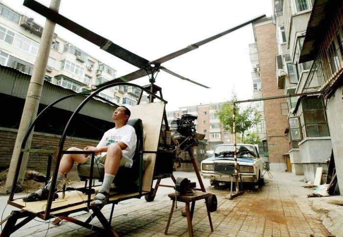 Ю Джун тестирует самодельный вертолет на заднем дворе 
