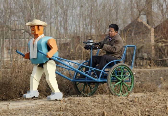 Ву Юлу едет на своем шагающем роботе-рикше 