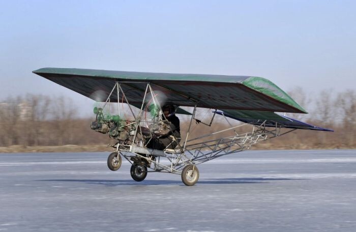  Дин Шилу взлетает на своем самодельном самолете с замерзшего водохранилища в Шэньяне