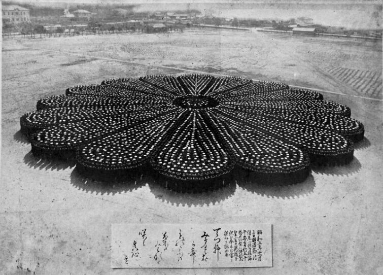 Японские моряки, выстроенные в форме хризантемы (Императорская печать Японии — символ в виде 16-лепестковой хризантемы)