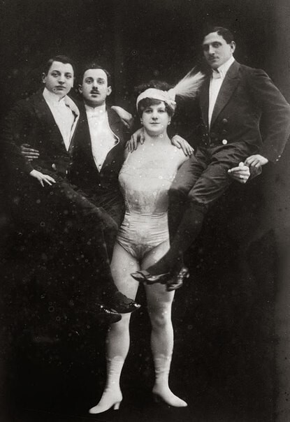 Цирковая силачка Кэти Сандвина, "Леди Геркулес" держит трёх мужчин в воздухе, . 1910 г.