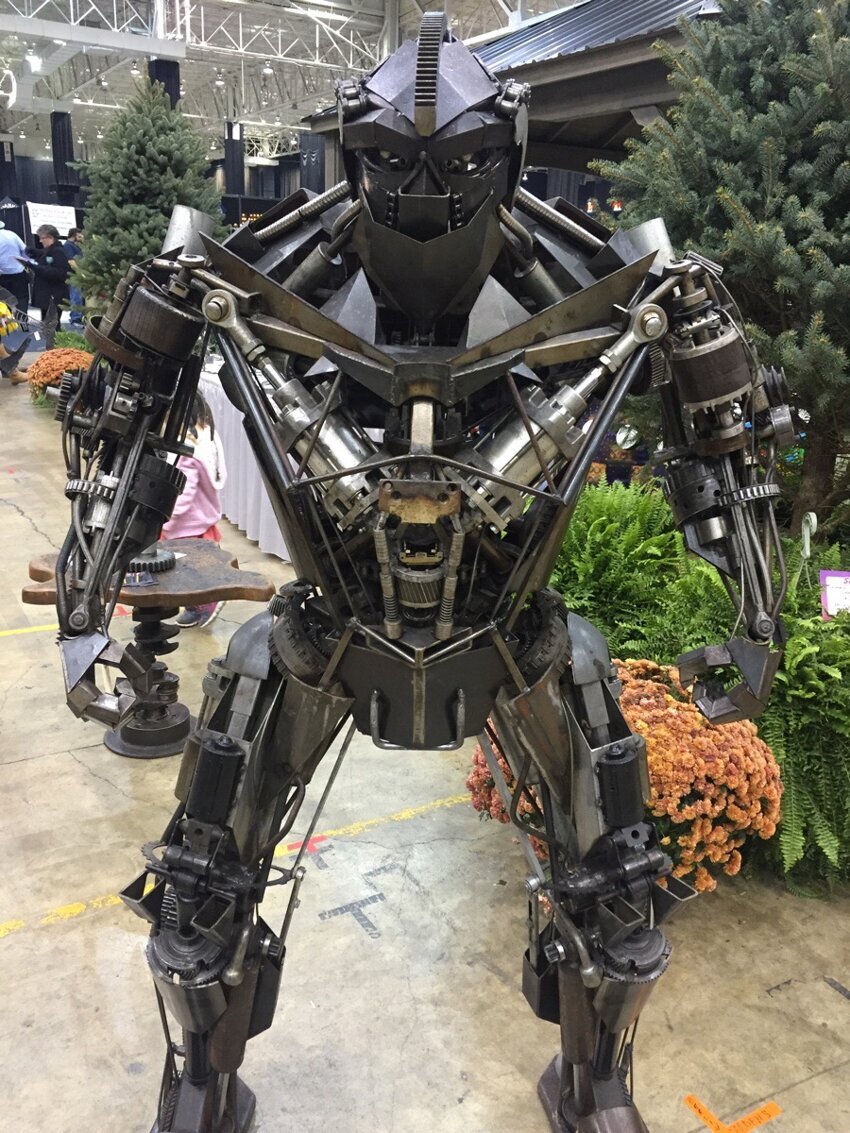 Робот из металлолома 