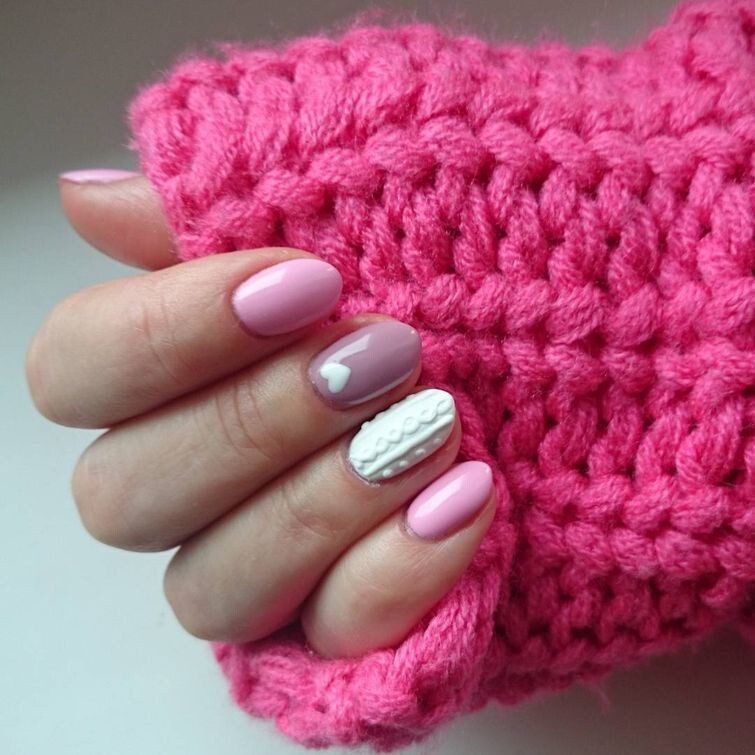 «Вязаные» ногти – уютный тренд в маникюре, который идеально сочетается с зимним свитером