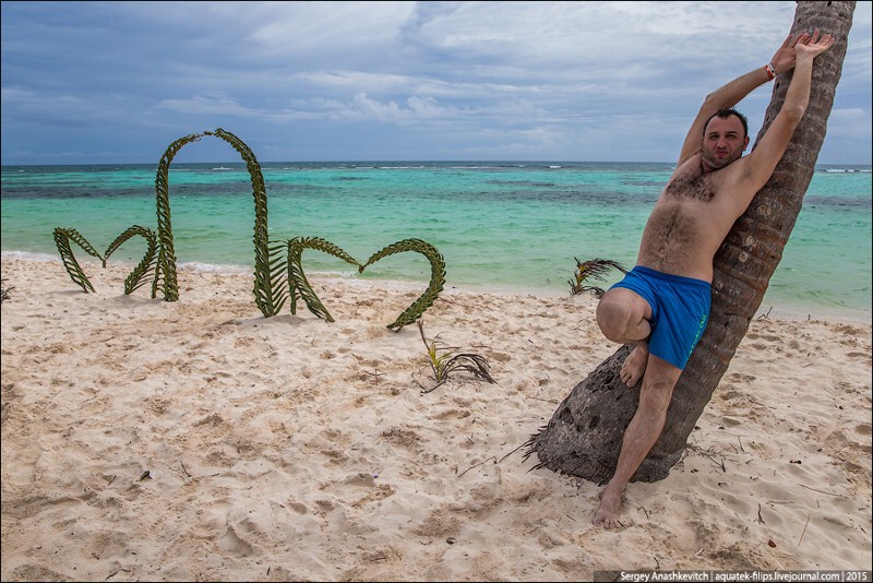 Девушку с голыми сиськами закопали на пляже в песок фото