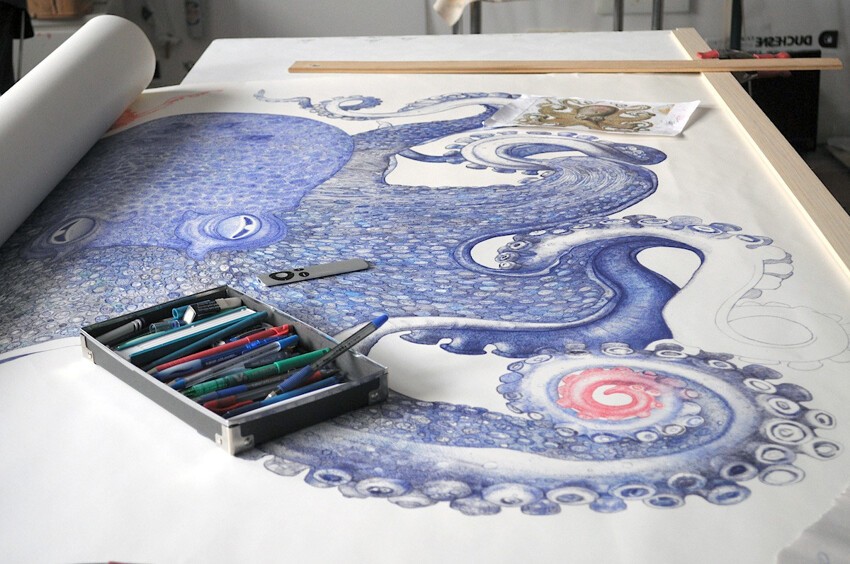 Художник потратил 1 год, чтобы нарисовать огромного осьминога, используя лишь шариковые ручки