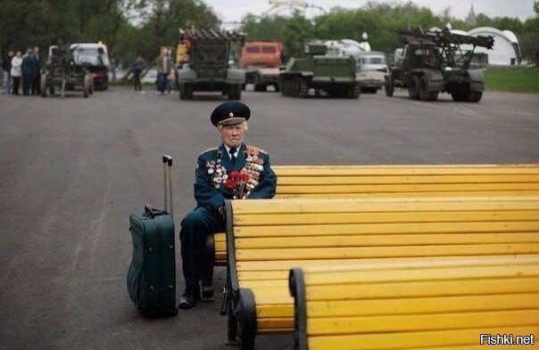 Ветеран ВОВ сидит на скамейке и ждет в надежде увидеть знакомых из своей части