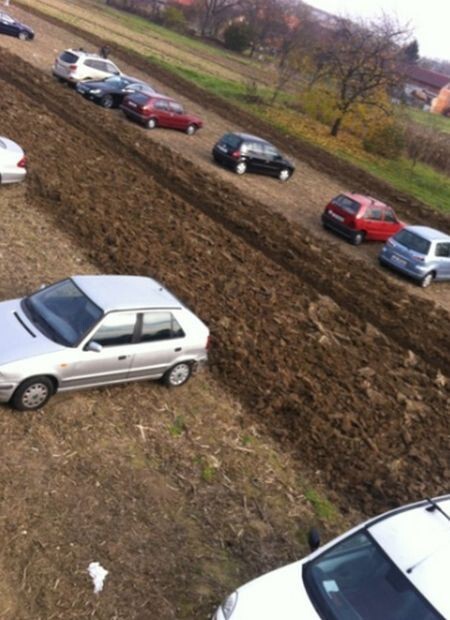 Хорватский фермер распахал землю на самовольной стоянке, заблокировав около 50 машин 