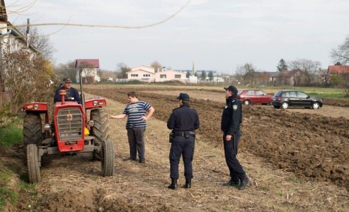 Хорватский фермер распахал землю на самовольной стоянке, заблокировав около 50 машин 