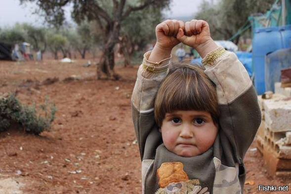 Маленький сирийский ребенок "сдался" фотографу, перепутав камеру с ...