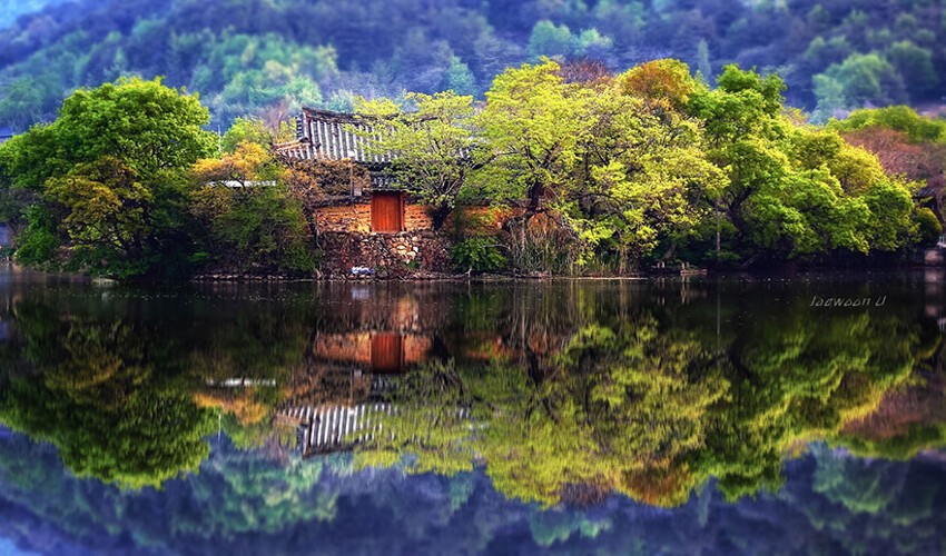 Зеркальные отражения пейзажей в озерах и реках Южной Кореи