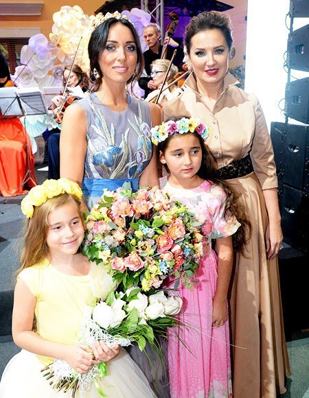 Певица Алсу с дочерьми Сафиной и Микеллой