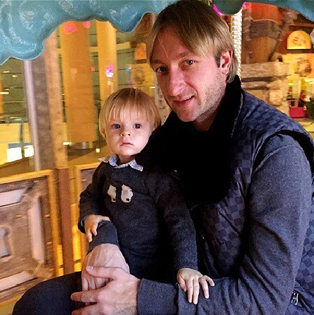 Евгений Плющенко с сыном Сашей (Гномом Гномычем, как ласково называют его родители)