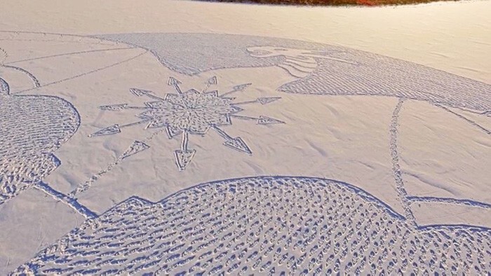 Английский художник нарисовал дракона на якутских снегах