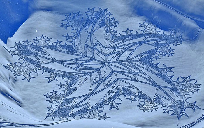 Английский художник нарисовал дракона на якутских снегах