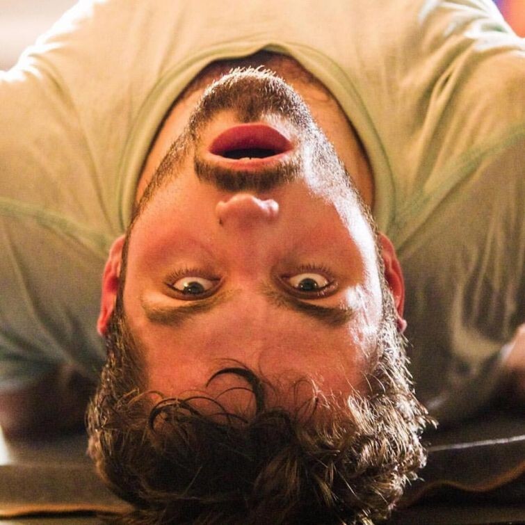 Реальное лицо йоги: фотограф снимает смешные и нелепые лица людей во время занятий йогой