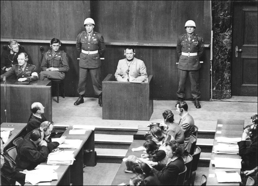 Герман Геринг в зале суда во время Нюрнбергского процесса