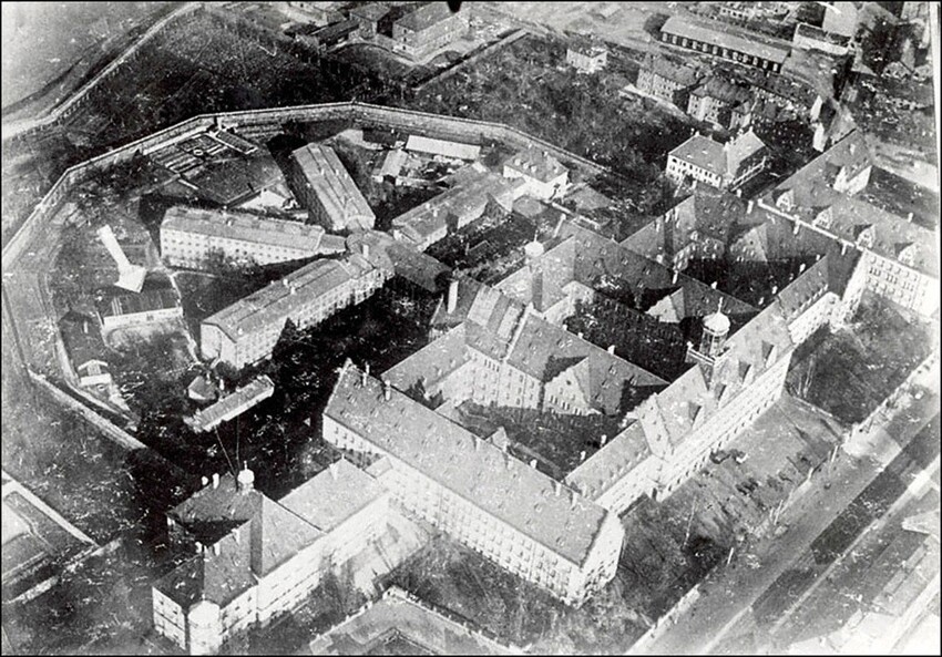 Комплекс зданий тюрьмы в Нюрнберг.Здание, где содержались военные преступники, отмечено белой стрелкой