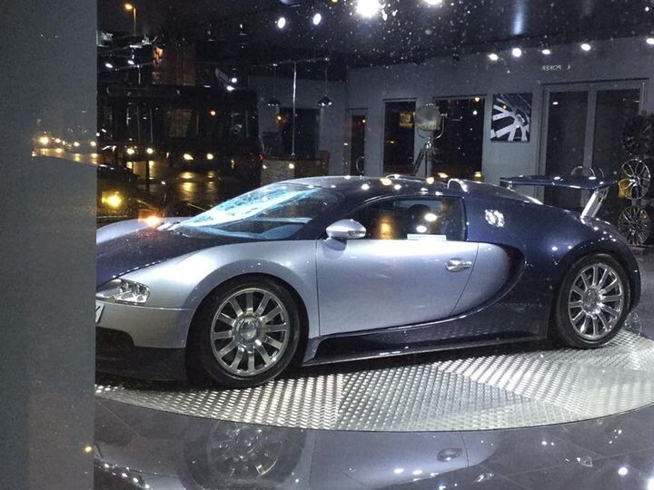 В Британии вандалы разбили Bugatti Veyron прямо в автосалоне