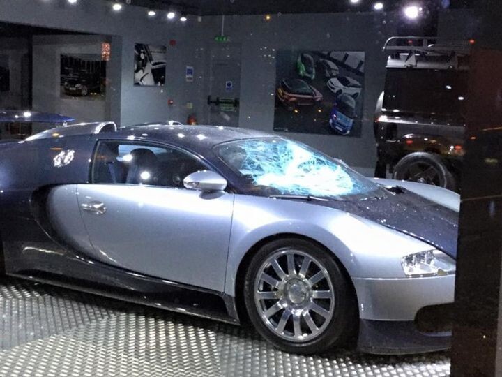 В Британии вандалы разбили Bugatti Veyron прямо в автосалоне