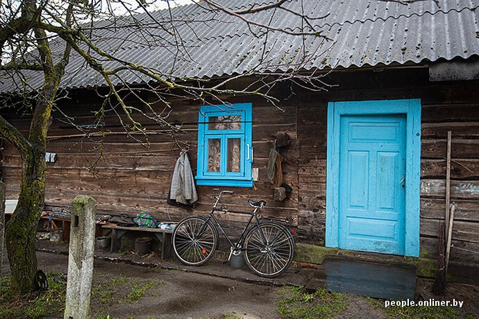  Чтобы спасти лежачего парня от хосписа, деревенский почтальон бросил работу и стал за ним ухаживать