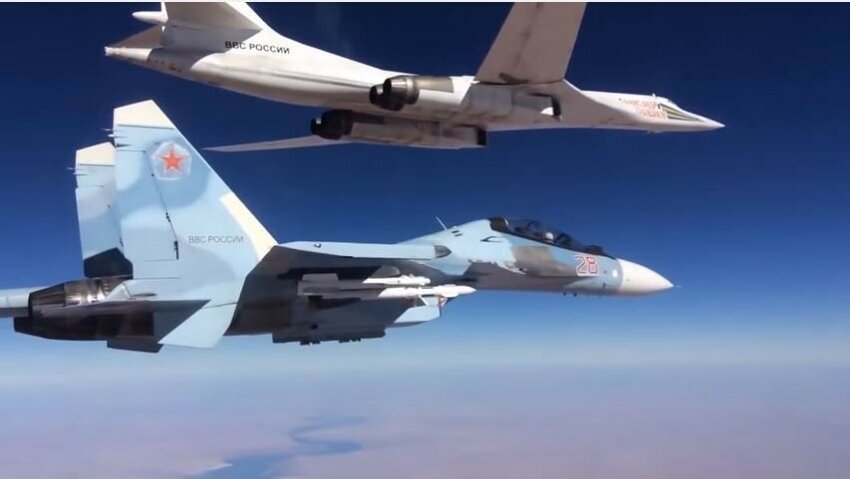 Су-30СМ прикрывает «Белого лебедя» над Сирией. Крутое видео от минобороны 