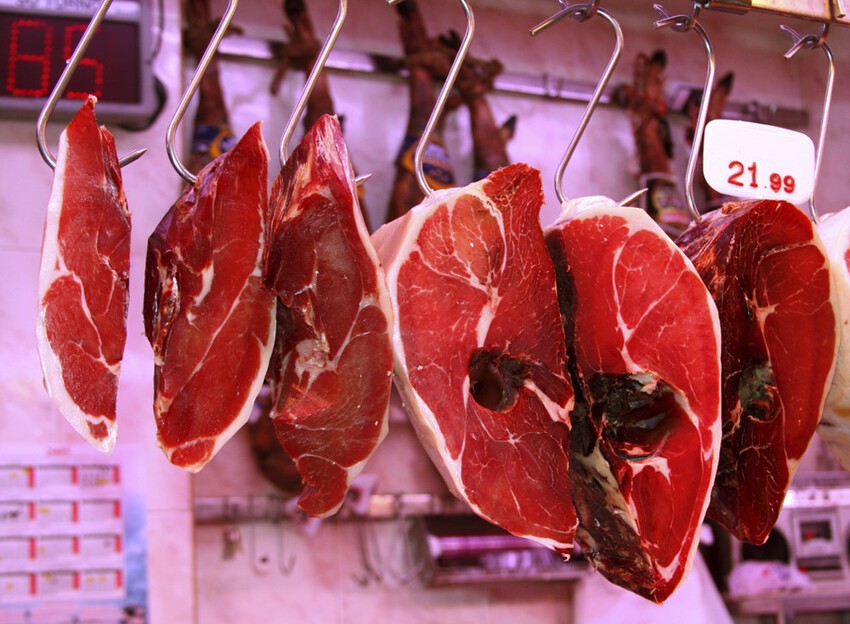 Красное мясо. В 2006 году в Чехии провели интересное исследование. Учёные взяли образцы пота у мясоедов и вегетарианцев. Аромат тела затем оценивался группой женщин, участвовавших в эксперименте.