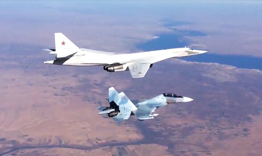 Красота! Су-30СМ сопровождает ракетоносцев Ту-160 в ходе боевого вылета с крылатыми ракетам