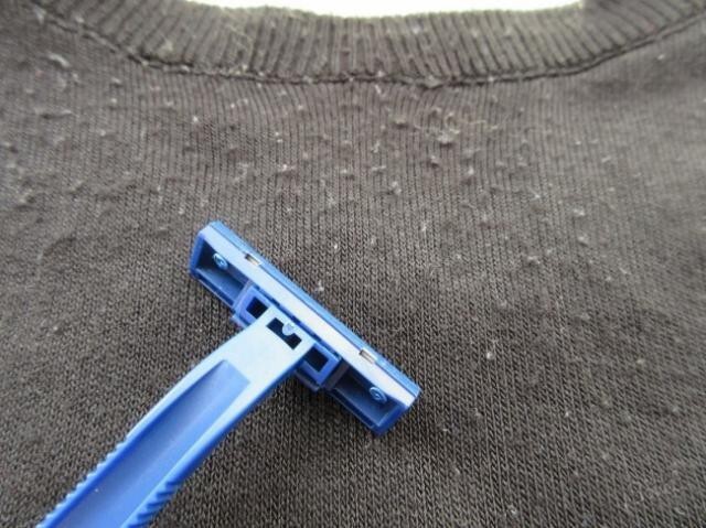 9. Катышки со свитера срезаются бритвой.