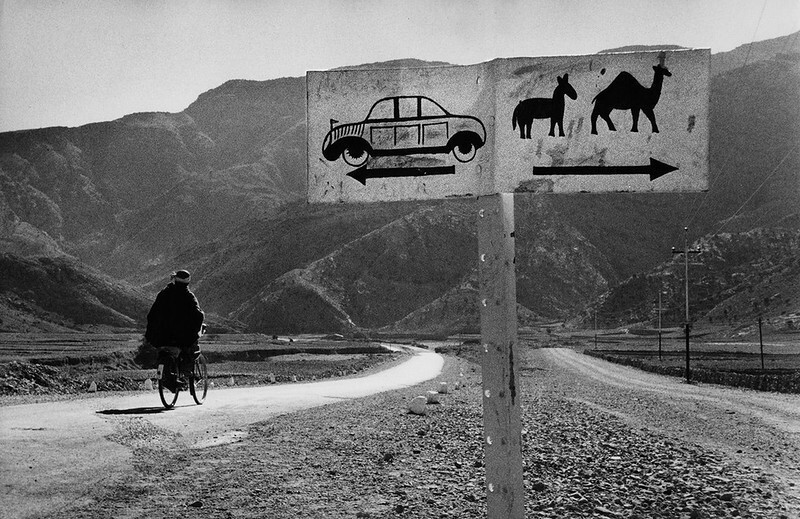 Развилка дорог в Афганистане, 1955 г. (Фото Marc Riboud):