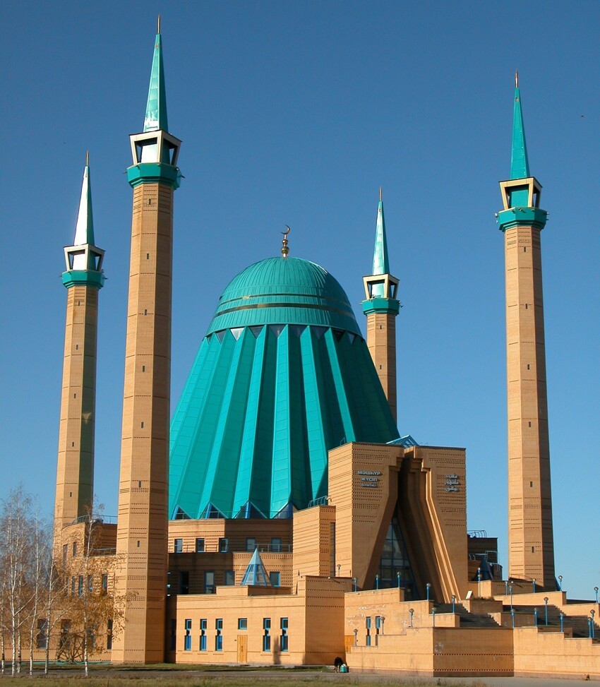 Самая крупная мечеть в городе им. Машхур Жусупа.
