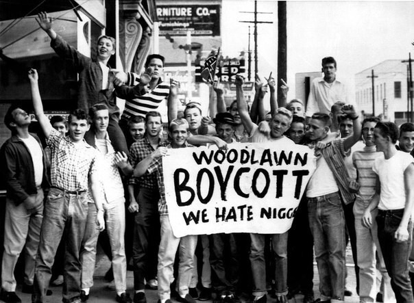 Большая группа белых американских школьников с самодельным плакатом "Бойкот. Мы ненавидим ниггеров"