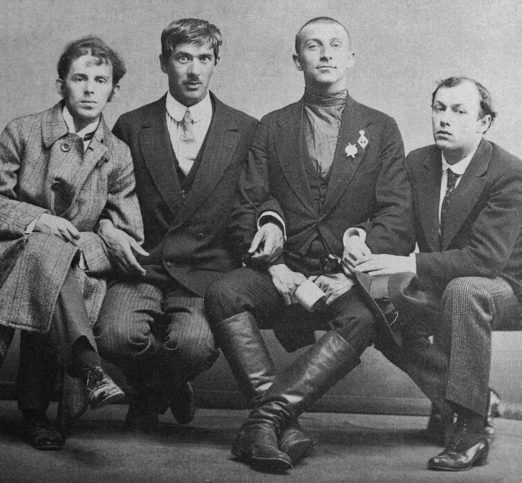 Групповое фото: Осип Мандельштам, Корней Чуковский, Бенедикт Лившиц, и Юрий Анненков, 1914 г