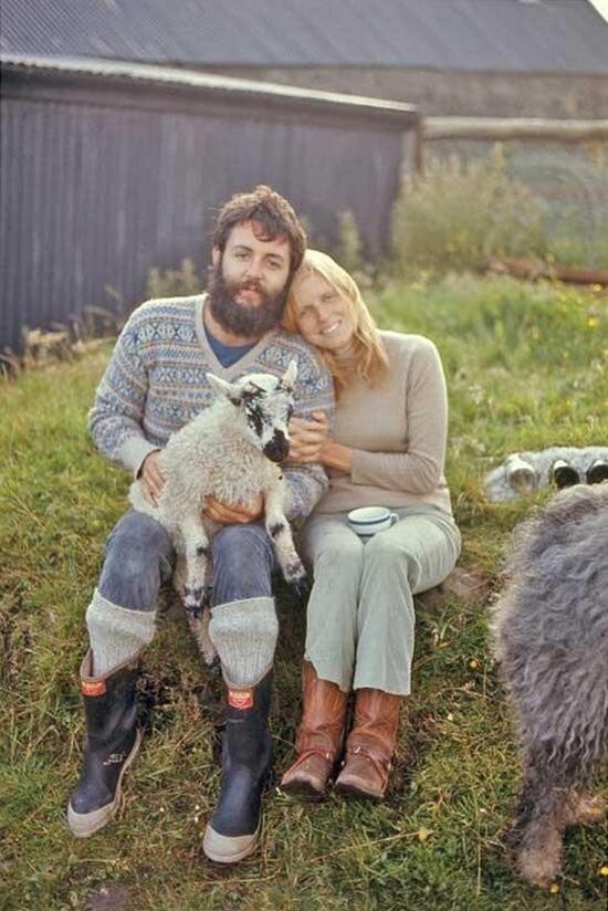 Пол Маккартни и Линда Маккартни с ягненком на их ферме в Малл-оф-Кинтайр, 1970 г
