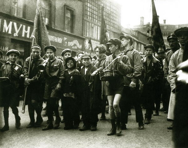 Пионеры и беспризорники. Москва, 1 мая 1927 года