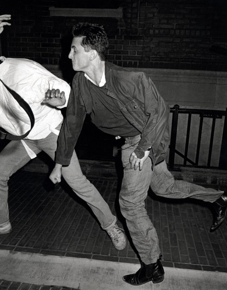 Шон Пенн избивает папарацци, Нью-Йорк, 1986 г.