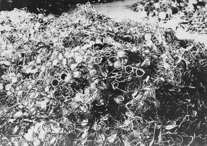 Очки, снятые с заключенных Аушвица, 1945