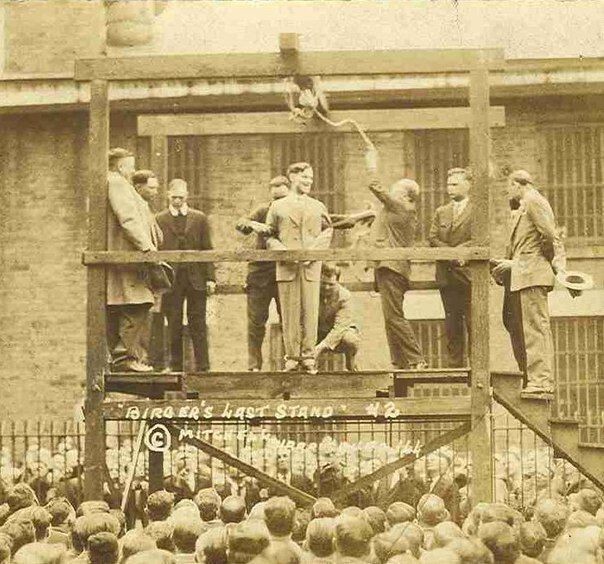 Американский гангстер Чарли Биргер улыбается перед казнью. Последние его слова были: "Это прекрасный мир!". Бентон, штат Иллинойс, 19 апреля 1928 года