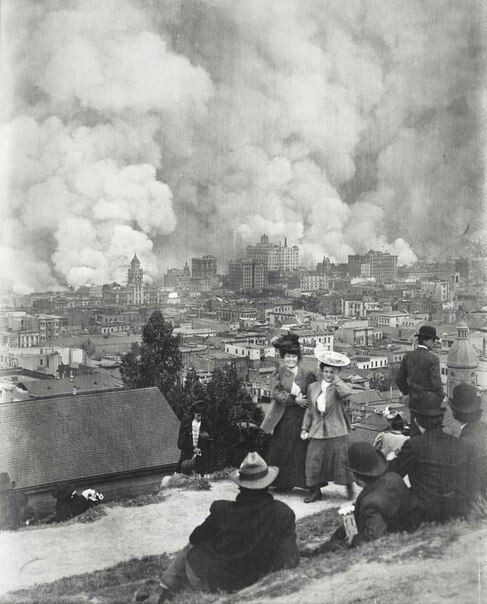 Девушки позируют фотографу на фоне пожара в Сан-Франциско, вызванного землетрясением, 1906 год