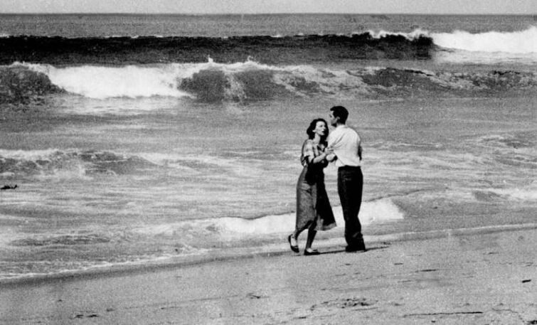 Трагический снимок. 2 апреля 1954: семейная пара сфотографирована в момент, когда обнаружила что их 19-месячный ребенок был снесен волной в море. В то утро фотограф Джек Гонта был дома, когда он услышал как сосед начал кричать: "Что-то происходит на 