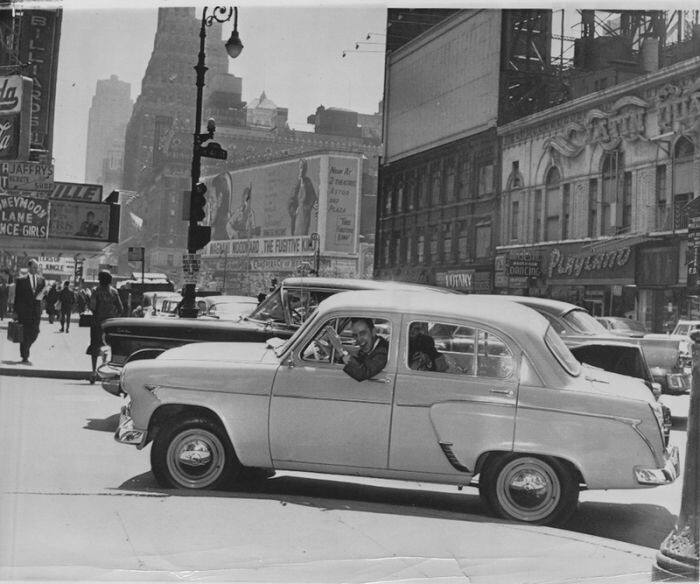 407 Москвич на улице в Нью–Йорке. 1960