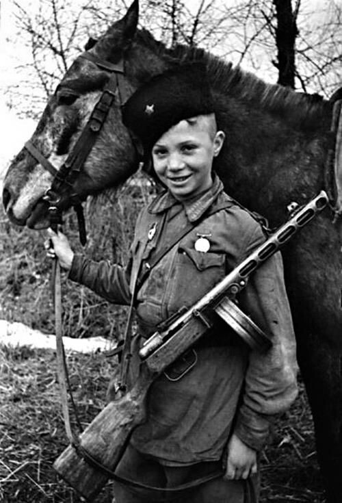Юный разведчик. Степной фронт, апрель 1943 г. Разведчик Витя Поздняков, за рейды в тыл врага награжден медалью "За отвагу".